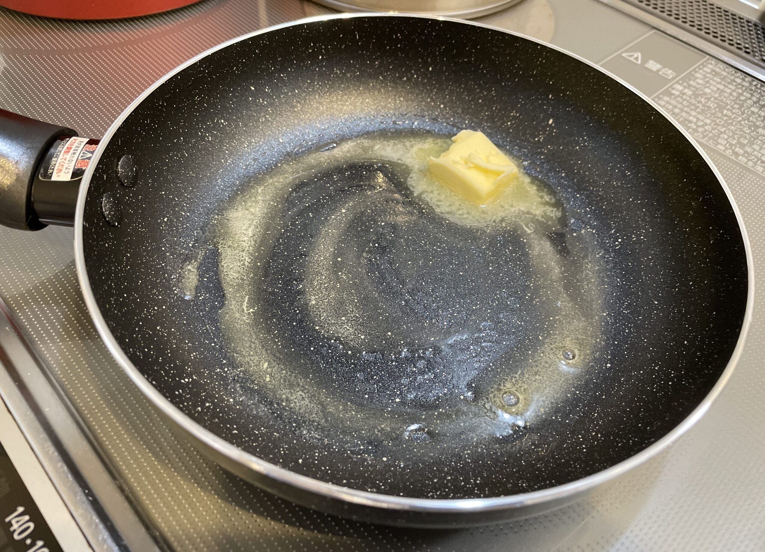 フライパンでバターを溶かしている画像