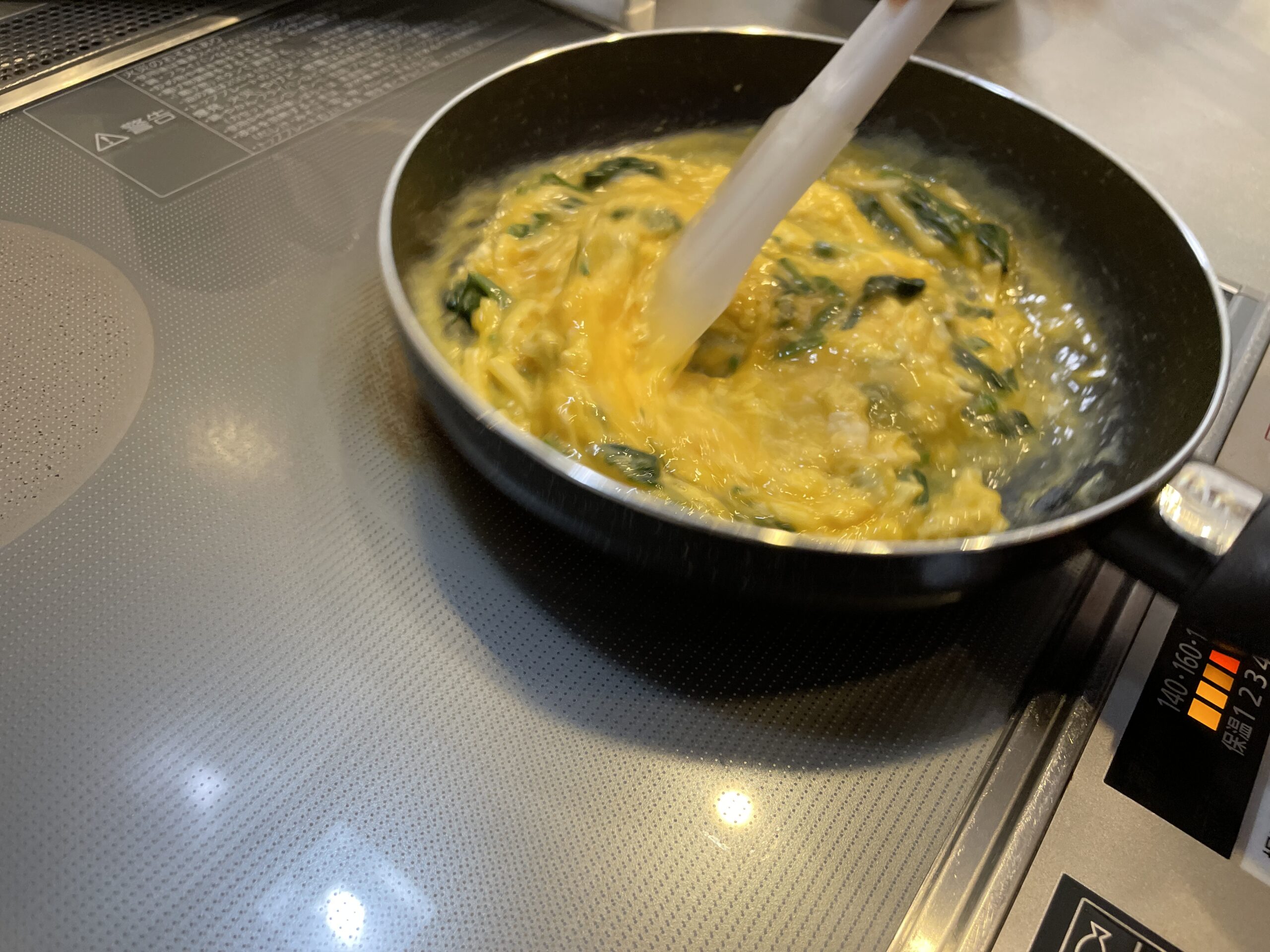 チーズほうれん草オムレツをフライパンで焼いている画像2